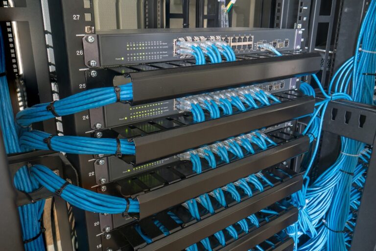Montage en rack de commutateurs (Switch) ainsi que le câblage d'une moyenne entreprise.